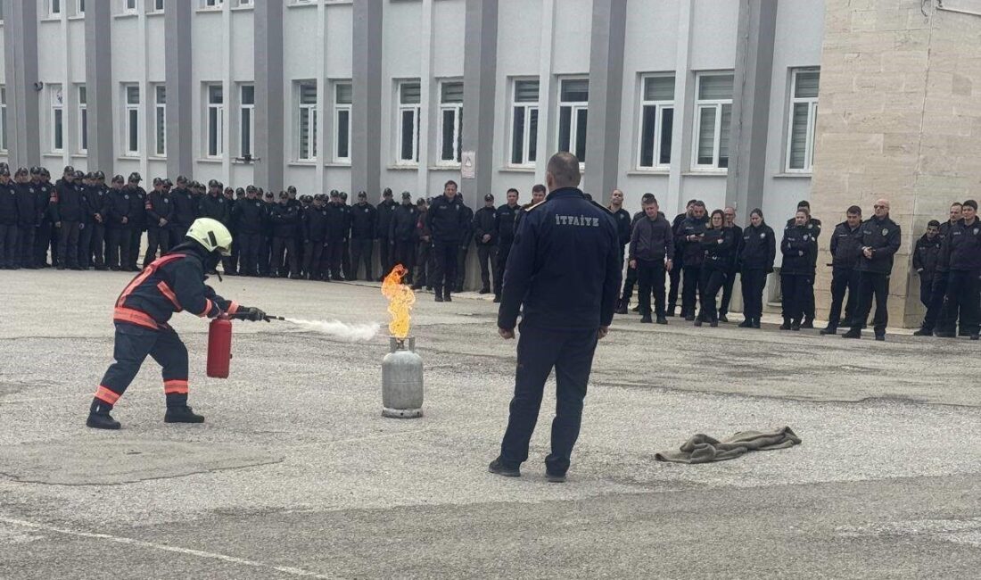 İtfaiye Müdürlüğü ekipleri tarafından Bayburt Polis Meslek Eğitim Merkezi (POMEM)