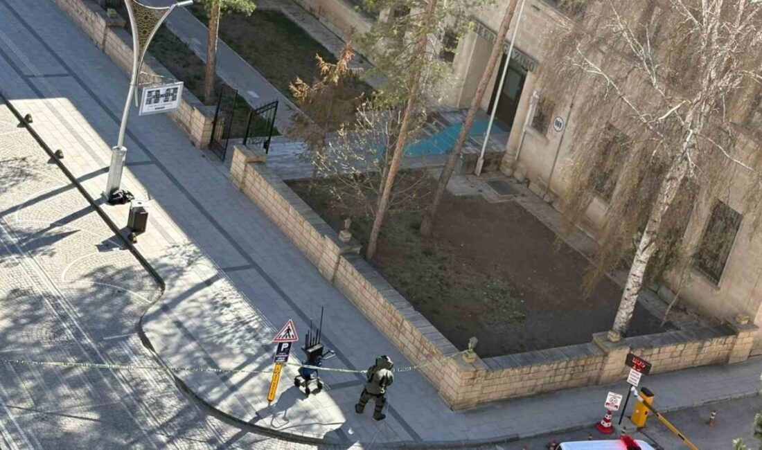 Bayburt’ta Cumhuriyet Caddesi üzerindeki askeri gazino önüne bırakılan şüpheli paket