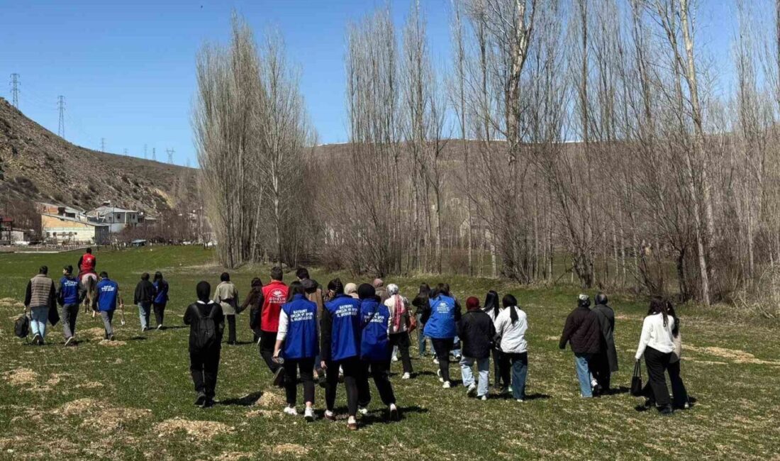 Bayburt Gençlik Merkezi tarafından çiftlikte düzenlenen etkinlikte gençler, ekranlardan uzak,