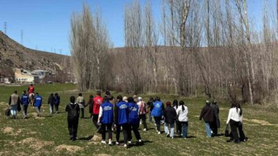 Bayburt Gençlik Merkezi tarafından çiftlikte düzenlenen etkinlikte gençler, ekranlardan uzak,