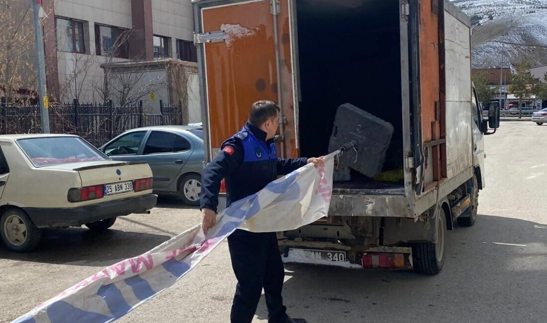 Bayburt Belediyesi zabıta ekipleri, vatandaşların kaldırımları rahatça kullanabilmesi ve trafik