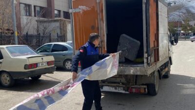 Bayburt Belediyesi zabıta ekipleri, vatandaşların kaldırımları rahatça kullanabilmesi ve trafik