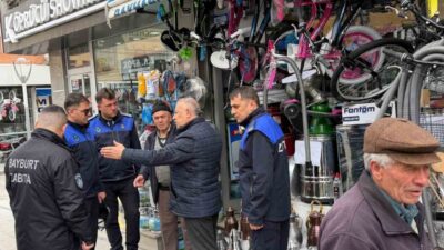 Bayburt Belediyesi Zabıta Müdürlüğü ekipleri, kent genelinde kaldırım işgallerine yönelik