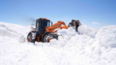 Bayburt’un yüksek rakımlı bölgelerinde kıştan kalan dev kar kütleleri, Karayolları