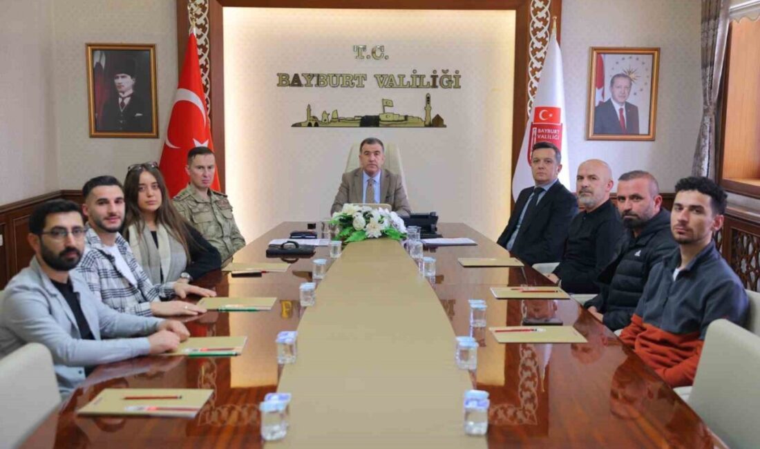 Bayburt Valisi Mustafa Eldivan, kentte görev yapan basın mensuplarıyla bir