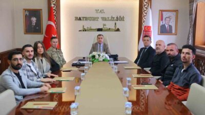 Bayburt Valisi Mustafa Eldivan, kentte görev yapan basın mensuplarıyla bir