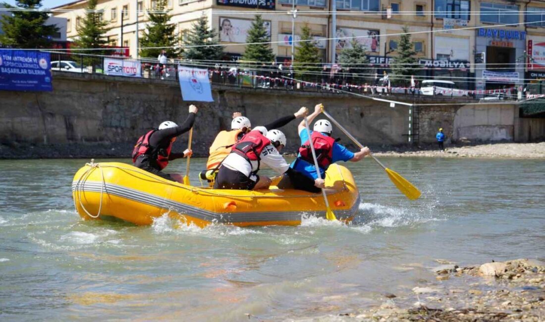 Bayburt’ta bu yıl ikincisi düzenlenen Üniversiteler Arası Türkiye Rafting Şampiyonası