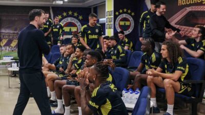 Fenerbahçe’nin yollarını ayırdığı Teknik Direktör Domenico Tedesco, tesislerde futbolcularla vedalaştı.