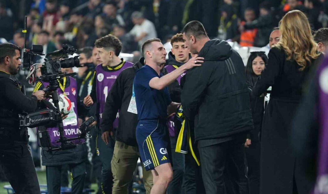 Fenerbahçe’de futbolcular ve teknik heyet, Beşiktaş derbisinin ardından galibiyeti taraftarıyla