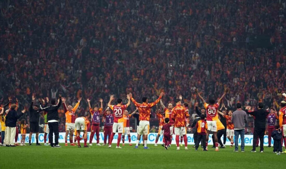 Galatasaraylı futbolcular, Fenerbahçe derbisi galibiyetini sarı-kırmızılı taraftarlar birlikte yaşadı. Trendyol
