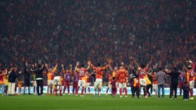 Galatasaraylı futbolcular, Fenerbahçe derbisi galibiyetini sarı-kırmızılı taraftarlar birlikte yaşadı. Trendyol