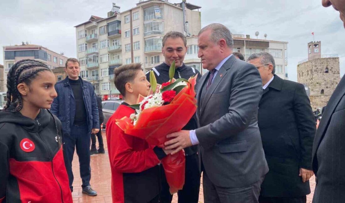 Gençlik ve Spor Bakanı Osman Aşkın Bak, Sinop Şehir Stadyumu’nun