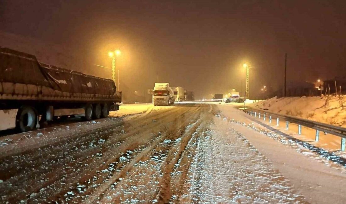 Bayburt-Erzurum kara yolundaki Kop Dağı Geçidi’nde buzlanma nedeniyle çok sayıda
