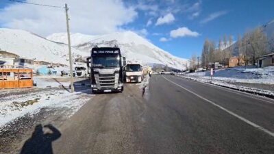 Bayburt-Erzurum kara yolundaki Kop Dağı güzergahında buzlanma nedeniyle ağır tonajlı