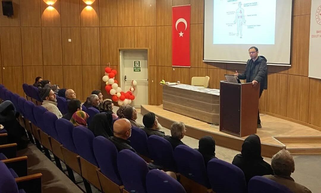 Bayburt Devlet Hastanesinde düzenlenen Diyabet Okulu eğitimlerinde, diyabet hastaları ile