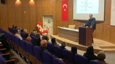 Bayburt Devlet Hastanesinde düzenlenen Diyabet Okulu eğitimlerinde, diyabet hastaları ile