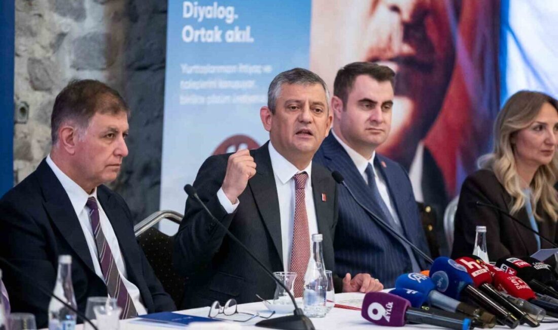 İzmir’de düzenlenen Romanlar Buluşması’na katılan Cumhuriyet Halk Partisi (CHP) Genel