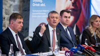 İzmir’de düzenlenen Romanlar Buluşması’na katılan Cumhuriyet Halk Partisi (CHP) Genel