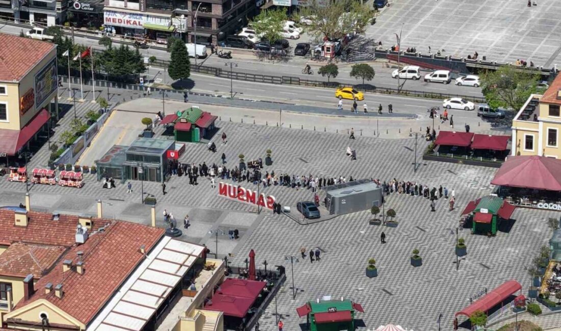 Samsun’da Galatasaray’ın şampiyonluk ihtimalinin olduğu Samsunspor-Galatasaray karşılaşmasına taraftarların gösterdiği yoğun