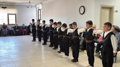 Öğrencilerden huzurevi sakinlerine renkli program