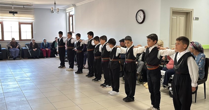 Öğrencilerden huzurevi sakinlerine renkli program