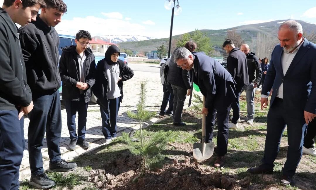 Bayburt’ta öğrenciler fidanları toprakla buluşturdu