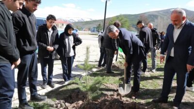 Bayburt’ta öğrenciler fidanları toprakla buluşturdu