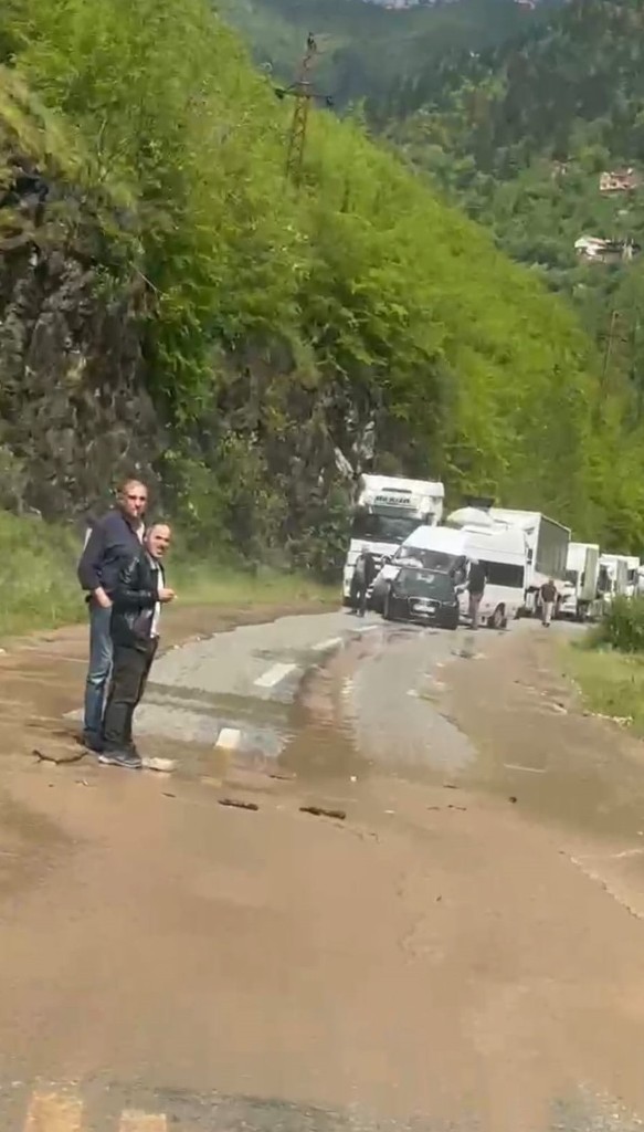Trabzon-Bayburt karayolu yeniden ulaşıma açıldı