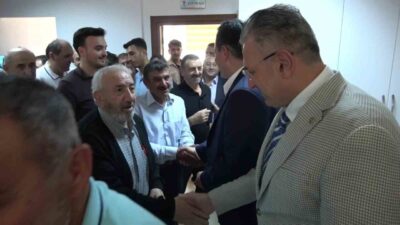 Amasya’da AK Parti’nin düzenlediği bayramlaşma programında partili bir vatandaş, milletvekillerine