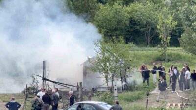 Kastamonu’nun Hanönü ilçesinde soba parlaması neticesinde alevlere teslim olan ev
