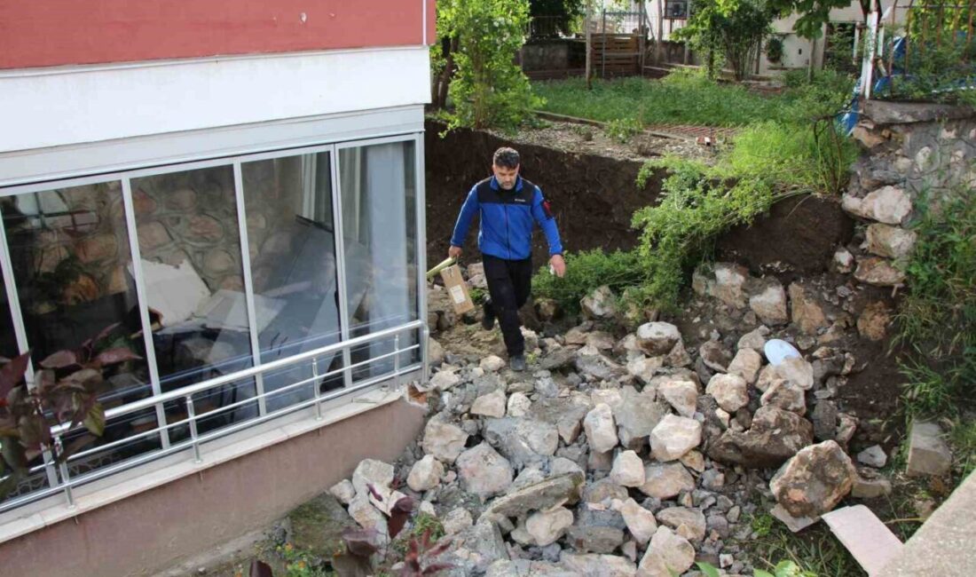 Amasya’da şiddetli yağışların ardından bir binanın bahçe duvarı yıkıldı. Şiddetli