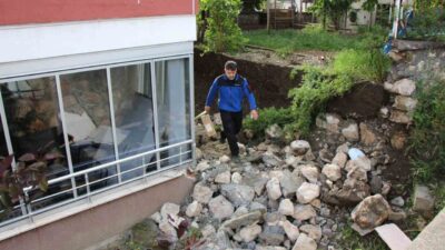 Amasya’da şiddetli yağışların ardından bir binanın bahçe duvarı yıkıldı. Şiddetli