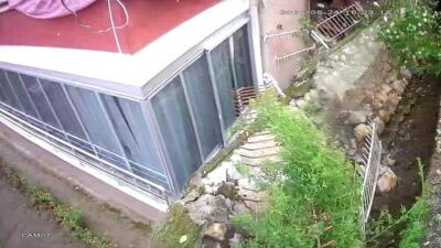 Amasya’da bir binanın bahçe duvarının yıkıldığı anlar kameraya yansıdı. 6