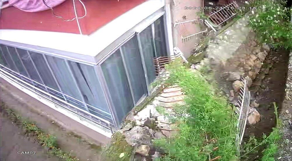 Amasya’da bir binanın bahçe duvarının yıkıldığı anlar kameraya yansıdı. 6
