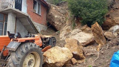 Amasya’da heyelanda kopan kaya parçaları, ev ve traktörün üstüne düştü.