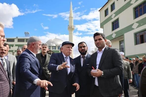 Erzurum Büyükşehir Belediye Başkanı Mehmet Sekmen, Çat ilçesine çıkarma yaptı,