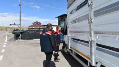 Bayburt’ta Kurban Bayramı öncesi canlı hayvan sevkiyatlarına yönelik yol denetimleri