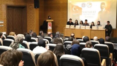 Oku-Yorum, Yazı-Yorum Projesi kapsamında düzenlenen Safahat Okumaları İl Panelinde öğrenciler,