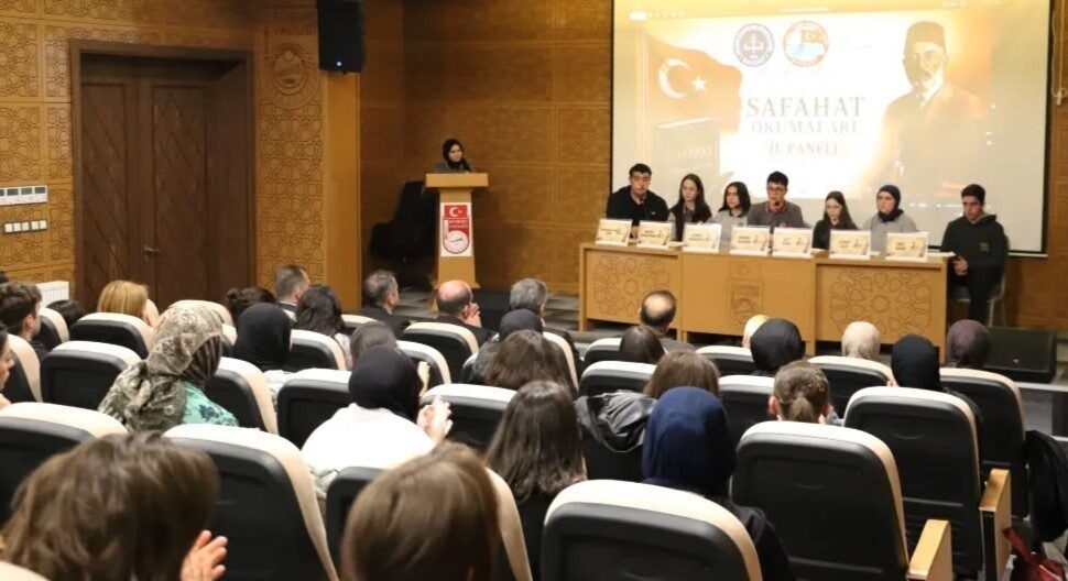 Oku-Yorum, Yazı-Yorum Projesi kapsamında düzenlenen Safahat Okumaları İl Panelinde öğrenciler,