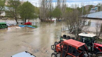 Bayburt merkeze bağlı Kırkpınar köyünde kuvvetli yağışların ve kar sularının