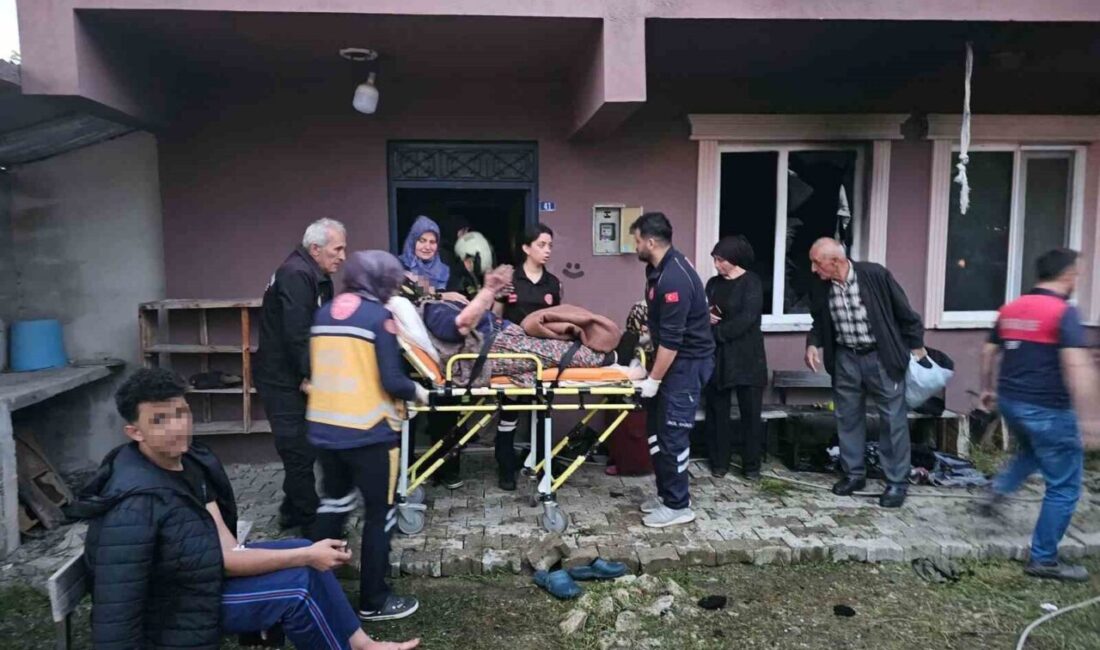 Kastamonu’nun Çatalzeytin ilçesinde sobayı yakmak için kullanılan benzin bidonu patladı.