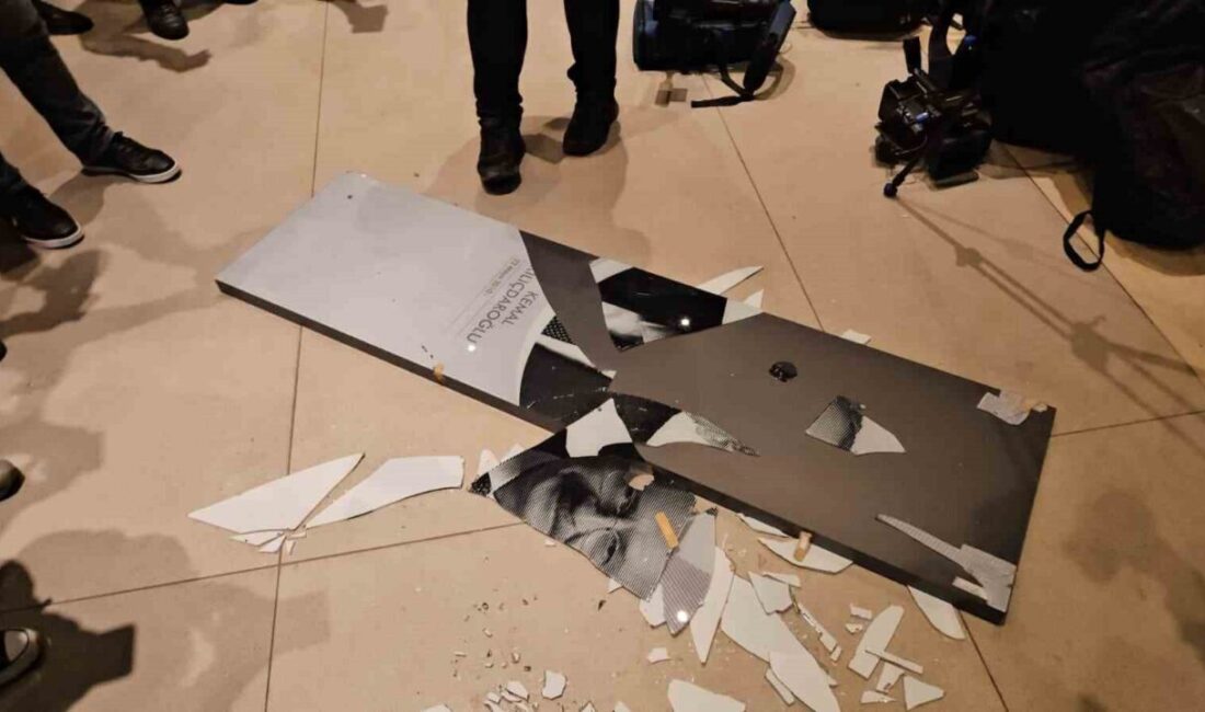 Cumhuriyet Halk Partisi (CHP) İstanbul il binası önünde toplanan kalabalık,