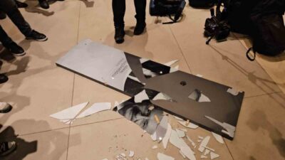 Cumhuriyet Halk Partisi (CHP) İstanbul il binası önünde toplanan kalabalık,