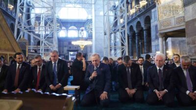 Cumhurbaşkanı Recep Tayyip Erdoğan, cuma namazını Ayasofya Camii’nde kıldı. Namaz