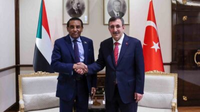 Cumhurbaşkanı Yardımcısı Cevdet Yılmaz, Sudan Başbakanı Kamil İdris ile görüştü.