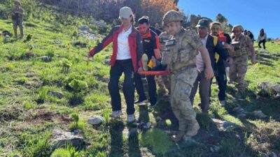 Tunceli’nin Ovacık ilçesinde dağlık alanda düşerek ayağını kıran şahsı ekipler