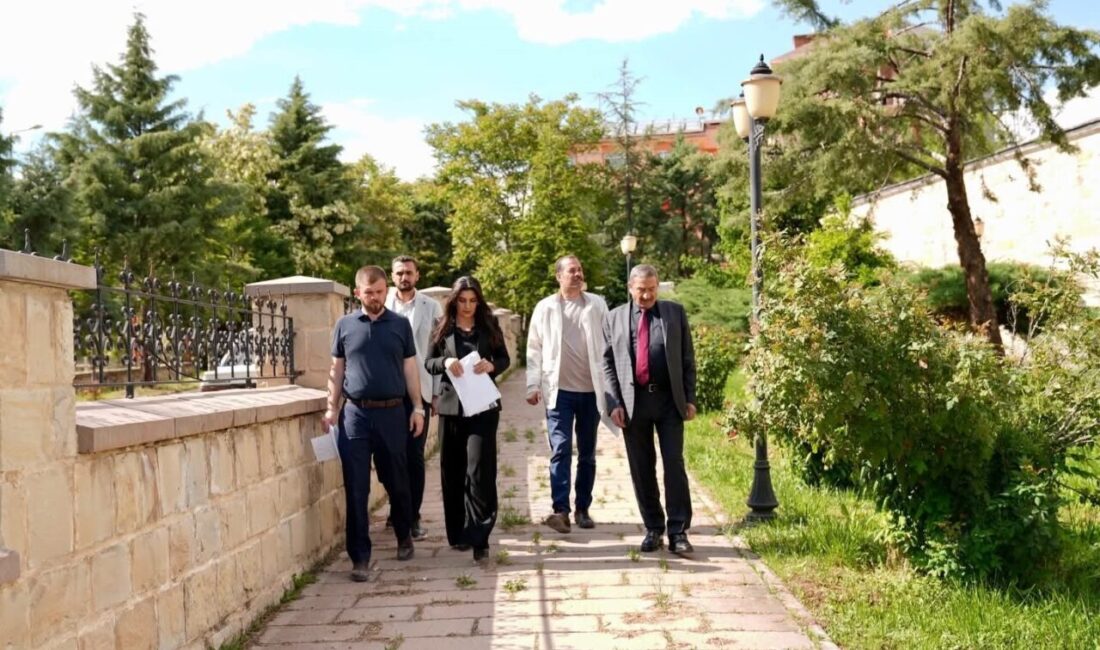 Malatya’nın Darende Belediye Başkanı Alican Bozkurt, Tarihi Yusuf Paşa Bedesteni’nde