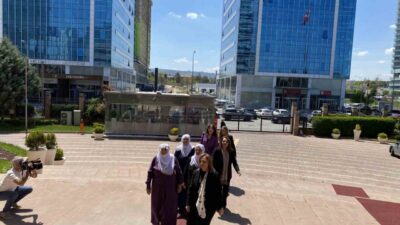 Dem Parti Sözcüsü Ayşegül Doğan ve beraberindeki heyet yaklaşan anneler