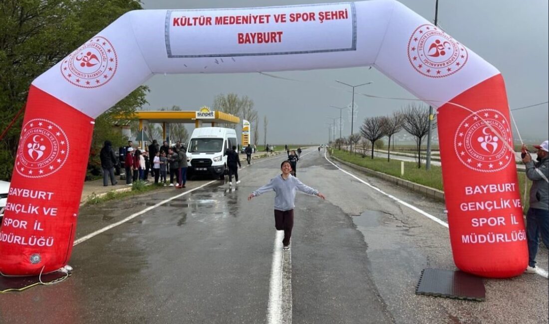 Bayburt’un Demirözü ilçesinde Gençlik Haftası kapsamında geleneksel Gençlik Koşusu düzenlendi.