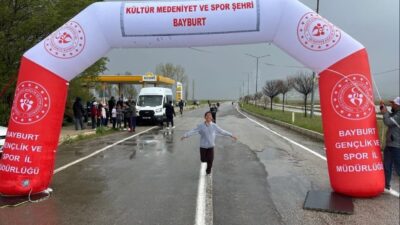 Bayburt’un Demirözü ilçesinde Gençlik Haftası kapsamında geleneksel Gençlik Koşusu düzenlendi.